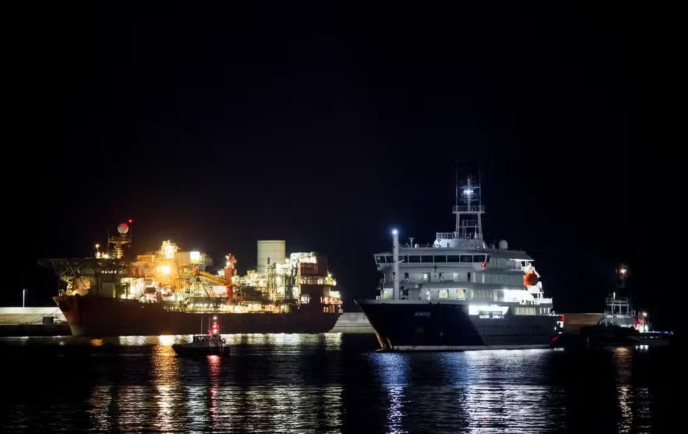 navio de cruzeiro MV Hondius chega ao porto de Granadilla — Foto: REUTERS/Hannah McKay