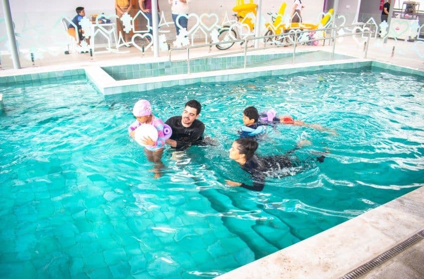 Educador físico Eduardo durante atividade na piscina com usuários da Casa do Autista. Foto: David Silas/Ascom Maceió Saúde