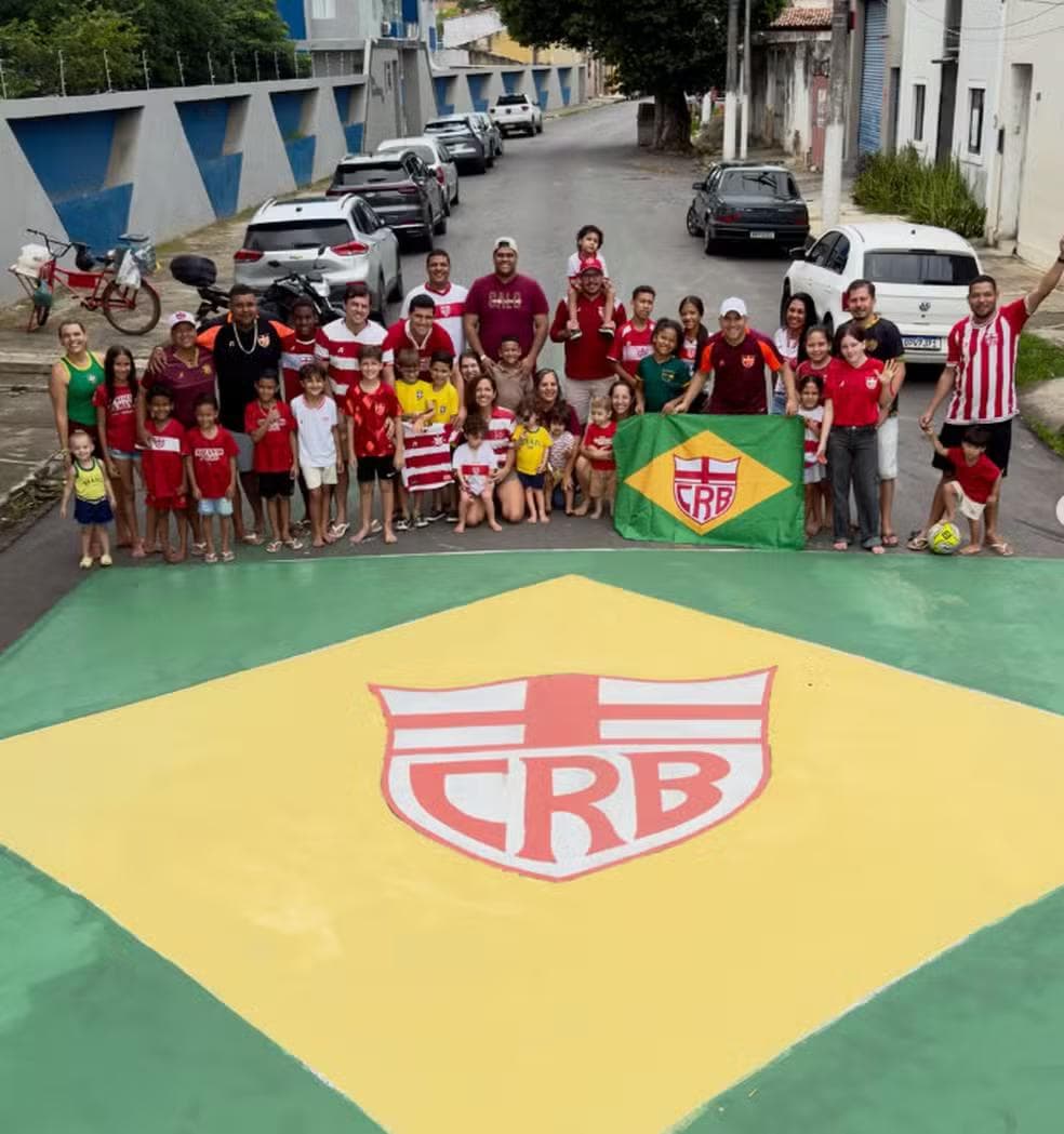 Torcedores do CRB pintam rua do Casarão para a Copa do Mundo — Foto: João Resende/CRB