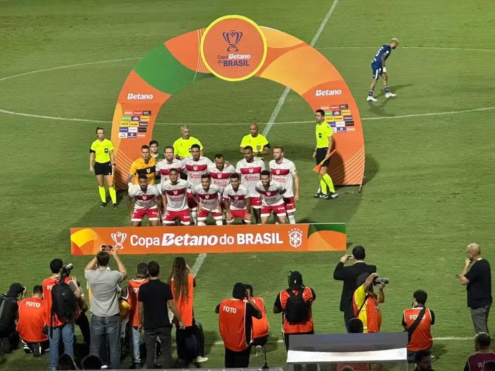CRB posa para fotógrafos antes do jogo contra o Fortaleza — Foto: Rodrigo Cedro/TV Asa Branca