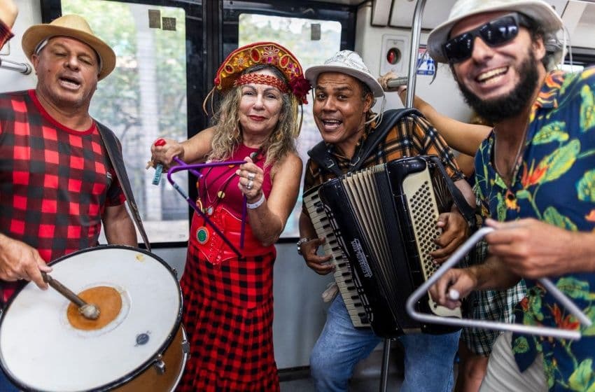 Entre música, tradição e muita animação, os passageiros celebraram a primeira viagem do Forró no VLT de 2026, transformando o percurso em um verdadeiro arraial sobre trilhos. Foto: Alisson Frazão/Secom Maceió