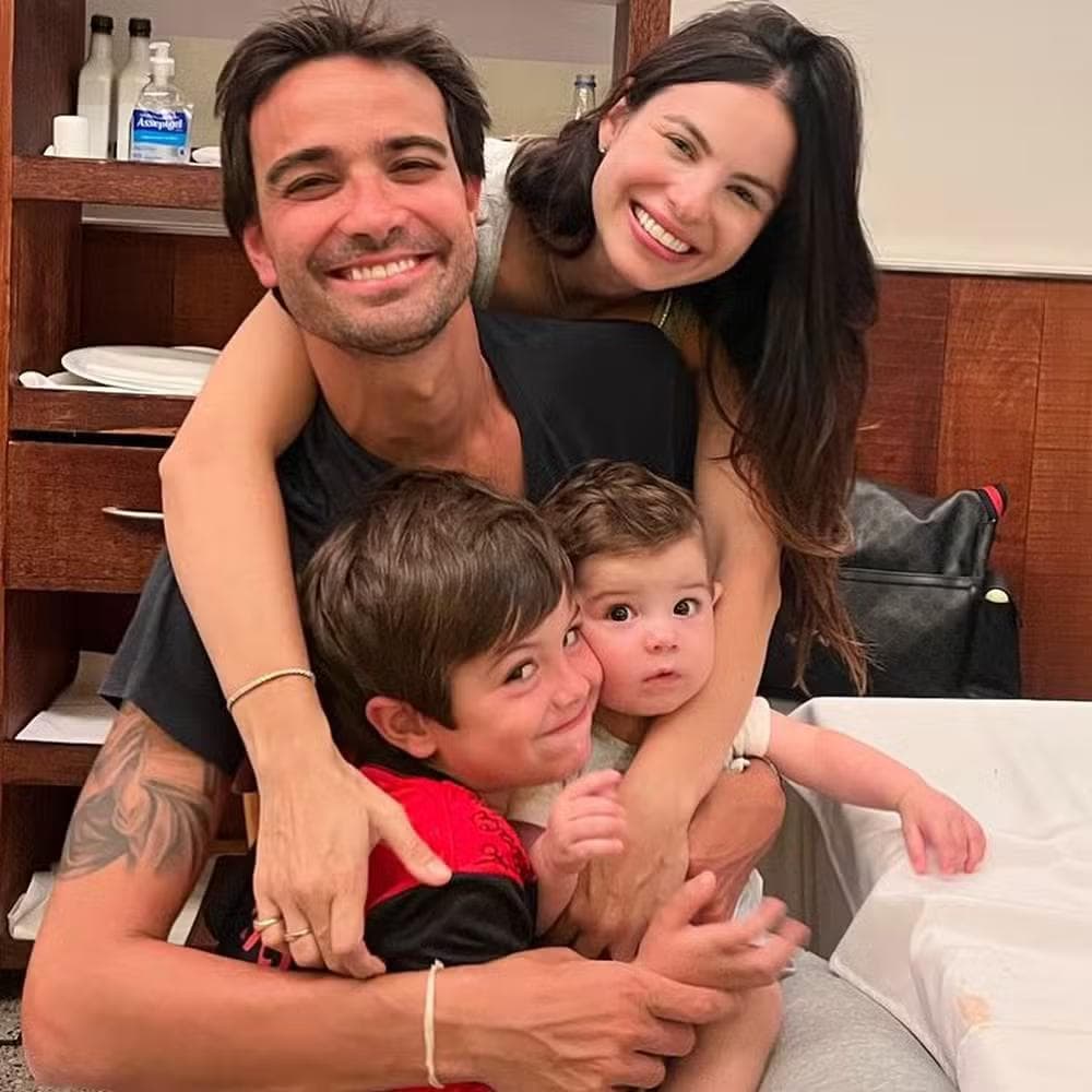 Sthefany Brito, Igor Raschkovsky e os dois filhos, Enrico e Vicenzo — Foto: Reprodução/Instagram