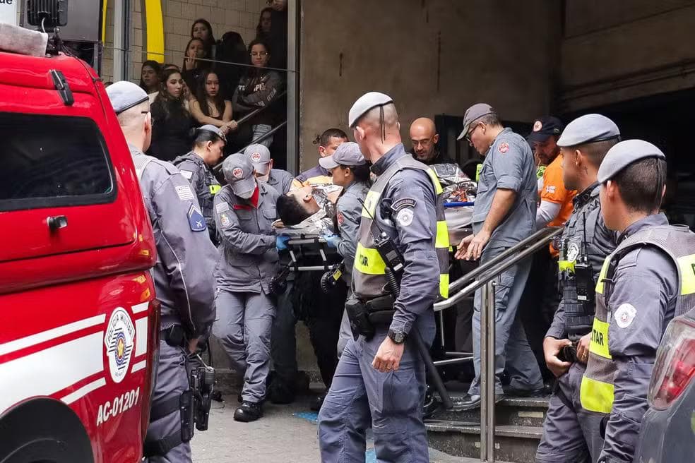 Policiais socorrem ferido após tiroteio na estação São Bento do metrô — Foto: GABRIEL SILVA/RASPRESS/ESTADÃO CONTEÚDO