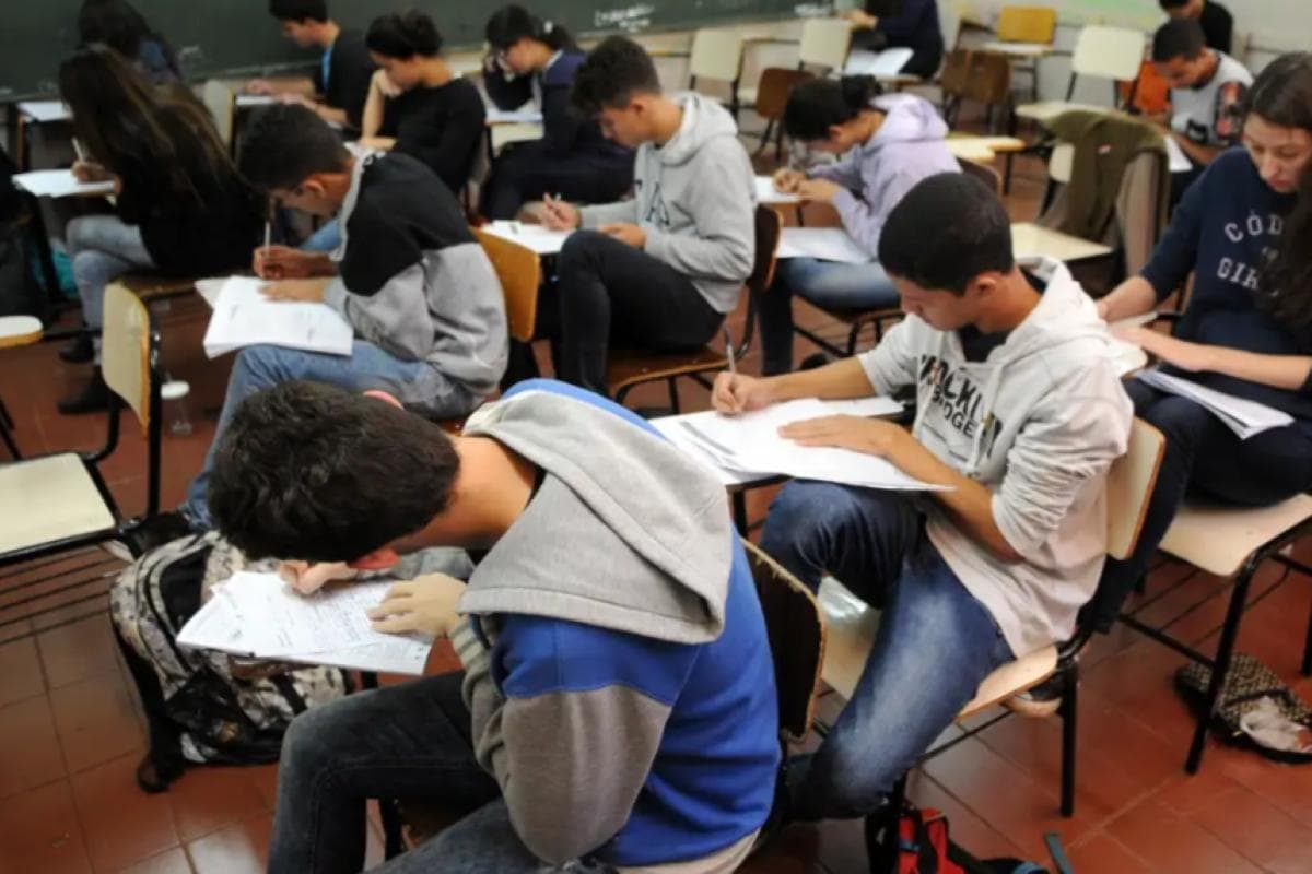 Estudantes realizando as provas do Enem em sala de aula. Reprodução Internet