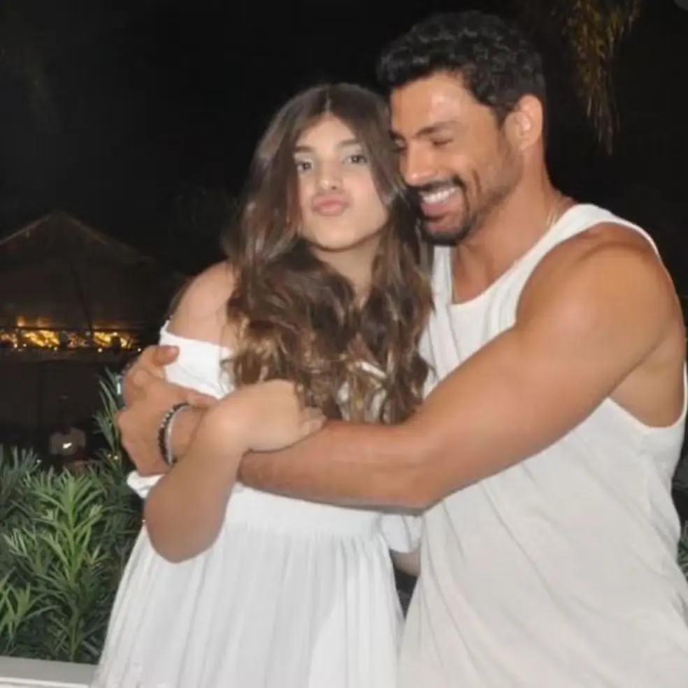Cauã Reymond ao lado de Sofia — Foto: Reprodução/Instagram