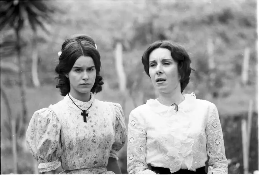 Lucélia Santos e Beatriz Lyra, como Isaura e Ester, em 'Escrava Isaura' (Globo, 1976) — Foto: Cedoc/Globo
