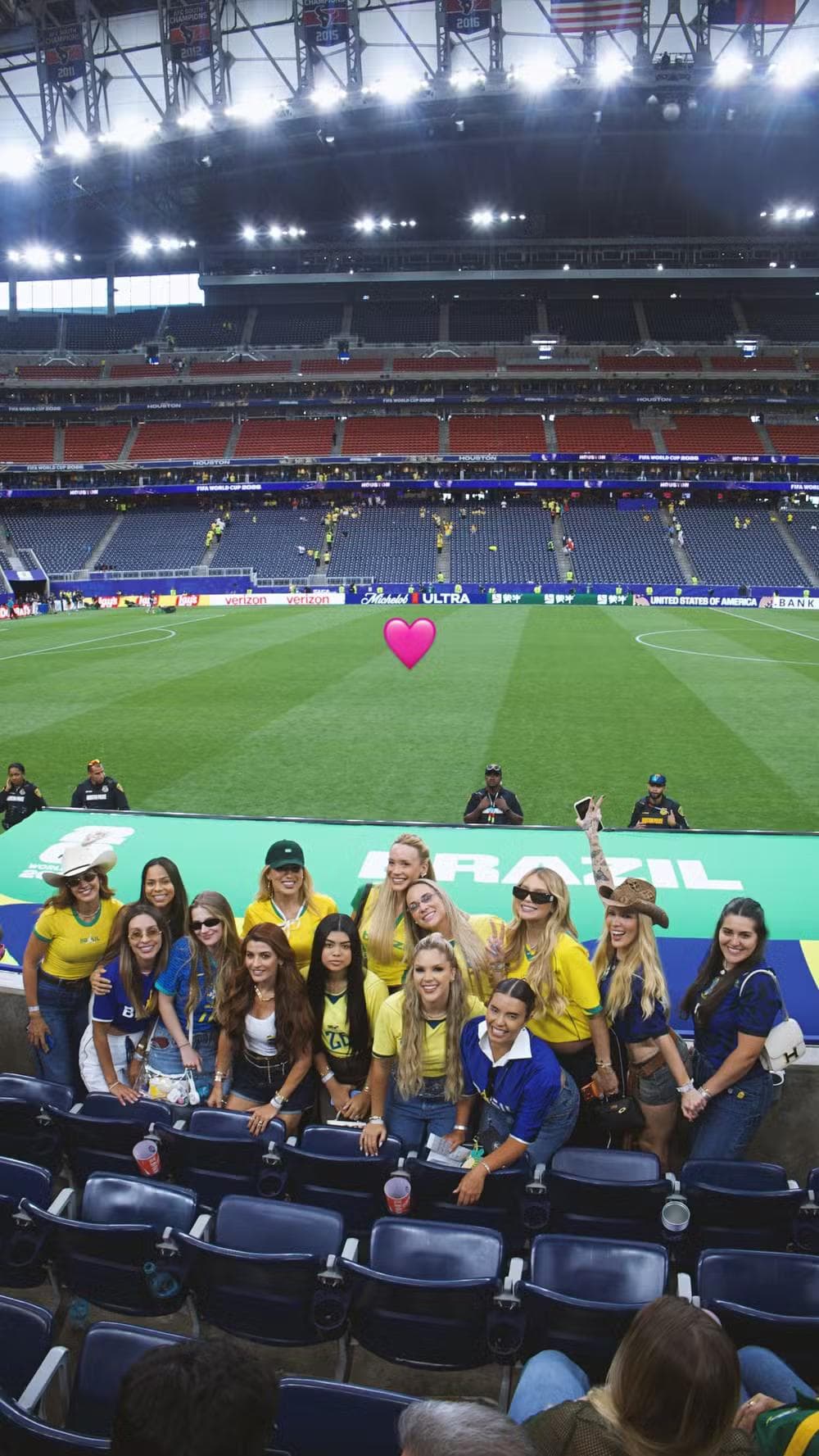Selesposas posam juntas após jogo do Brasil e Japão — Foto: Reprodução/Instagram