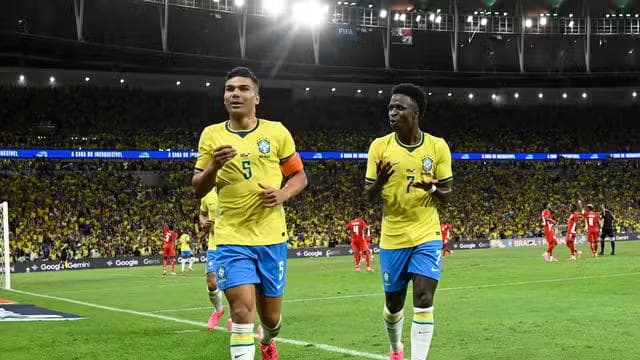 Casemiro e Vini Jr. comemoram o gol do Brasil contra o Panamá, no Maracanã (Foto: André Durão)
