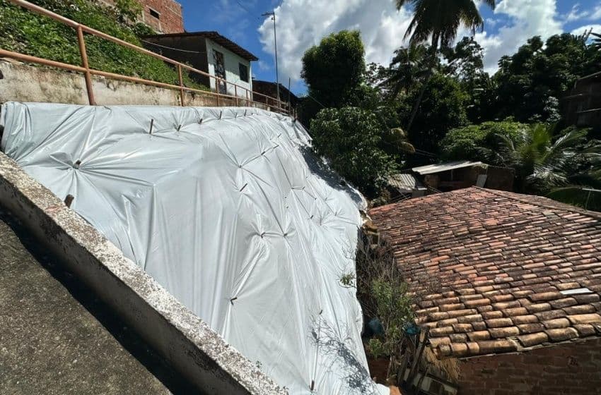 Maceió intensifica proteção de encostas com aplicação preventiva de lonas. Foto: Ascom Defesa Civil de Maceió.