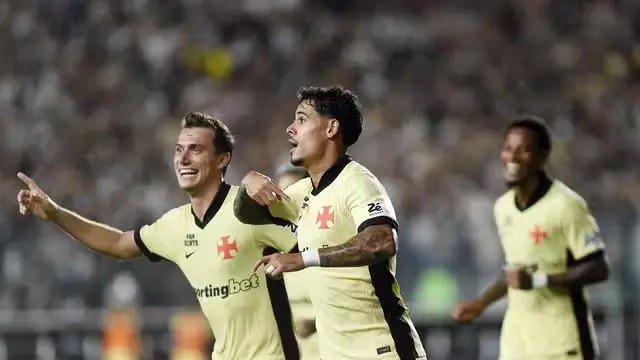 Lucas Piton e Lucas Freitas comemoram gol do Vasco contra o Cruzeiro (Foto: André Durão)
