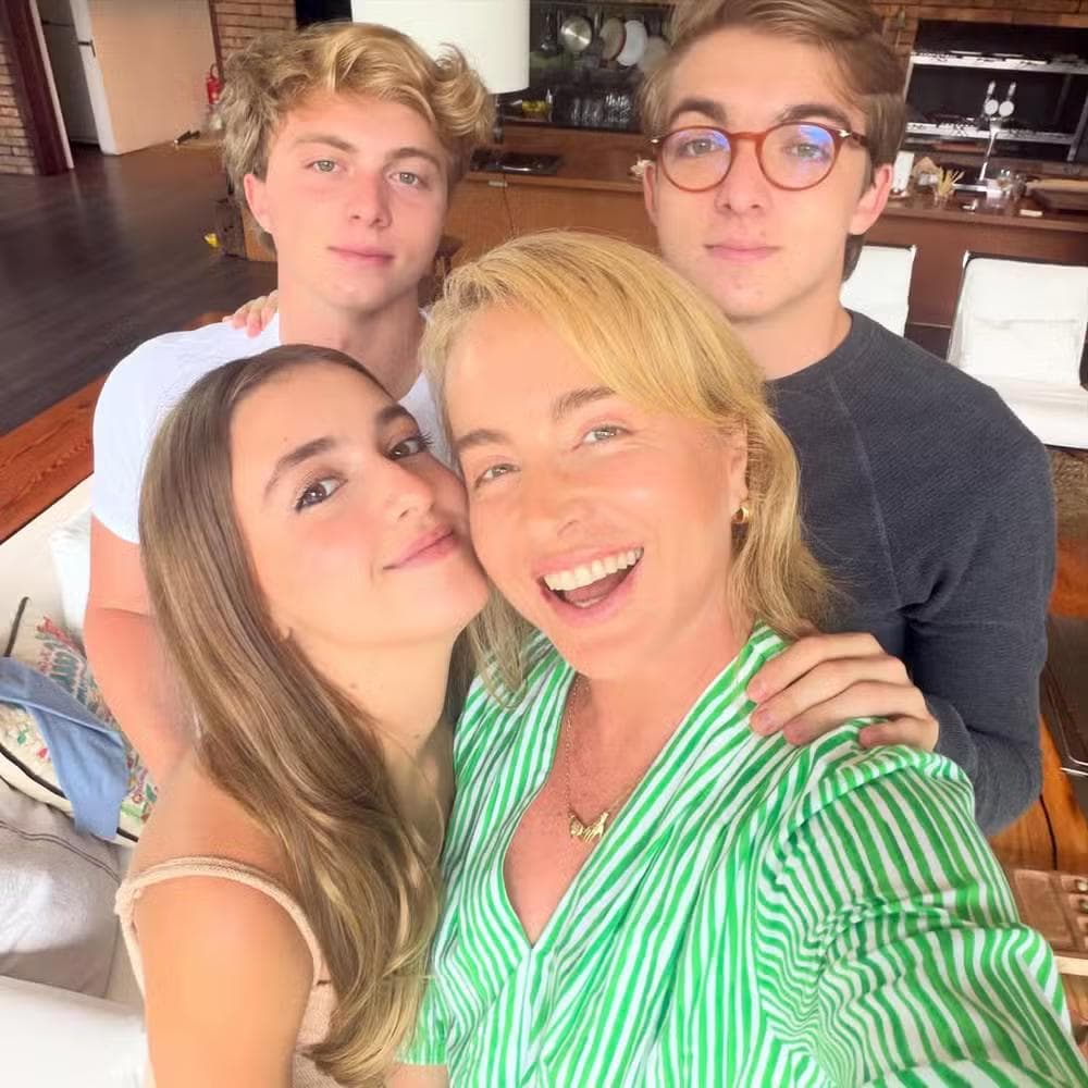 Angélica com os três filhos: Joaquim, Benício e Eva — Foto: Reprodução/ Instagram @angelicasky
