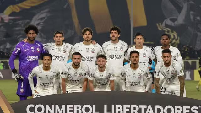 Time posado do Corinthians em jogo contra o Peñarol (Foto: Guillermo Legaria/Getty Images)