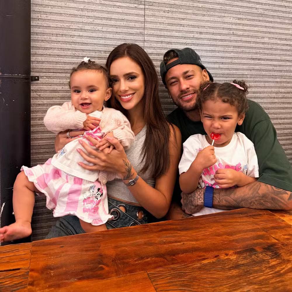 Bruna Biancardi com Mavie, Mel e Neymar — Foto: Reprodução/ Instagram