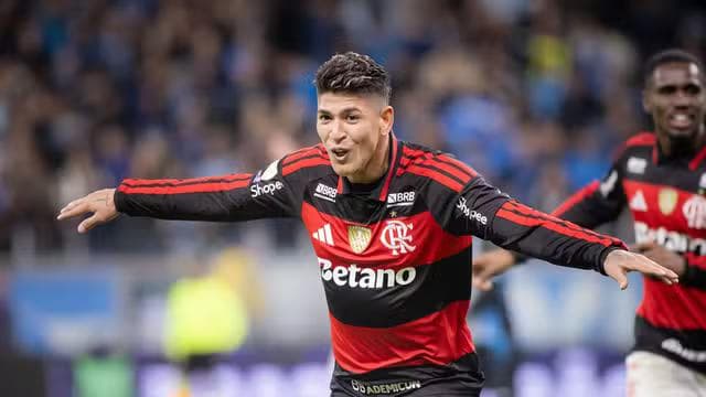 Carrascal comemora gol do Flamengo contra o Grêmio (Foto: Maxi Franzoi/AGIF)