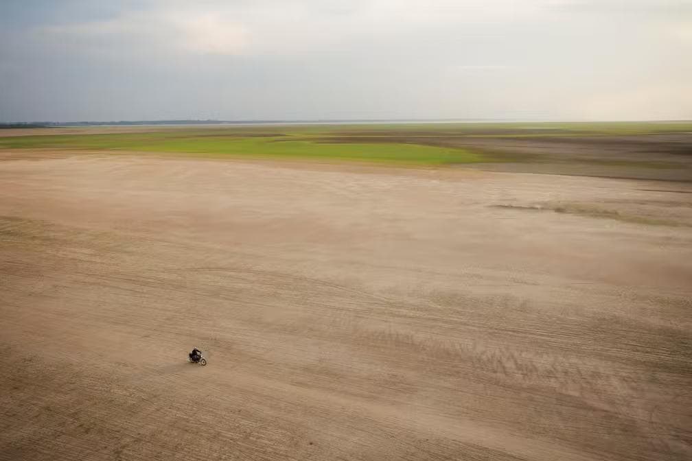 Vista aérea mostra homem de moto no Lago Tefé, afetado pela seca do rio Solimões, no auge da seca — Foto: REUTERS/Bruno Kelly