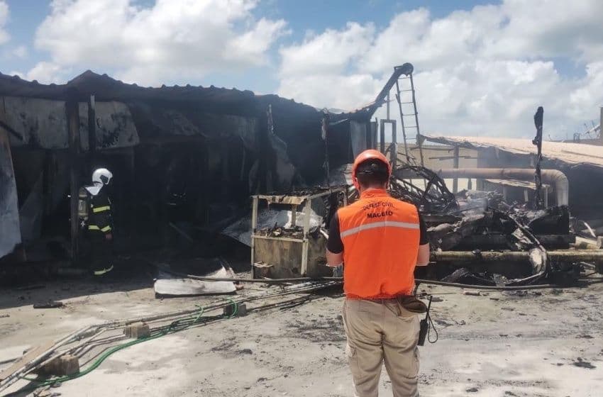 Agentes do ógão avaliam estrutura do local após incêndio, para verificar danos causados pelas chamas. Local pode ser interditado de acordo com o comprometimento estrutural. Foto: Defesa Civil Maceió
