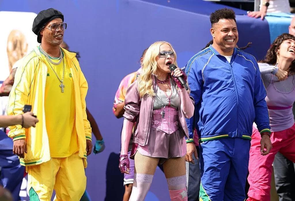 Ronaldinho, Madonna e Ronaldo durante show de intervalo na final da Copa • FIFA via Getty Images
