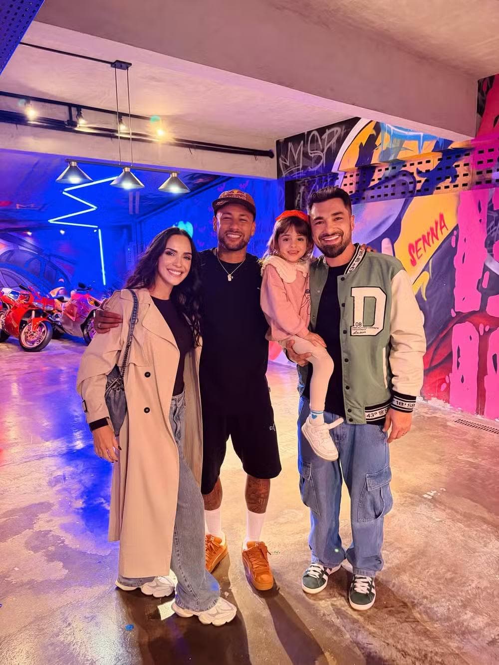 A bailarina do Gabe Cardoso e o marido, Felipe Saab, com Neymar — Foto: Reprodução/Instagram