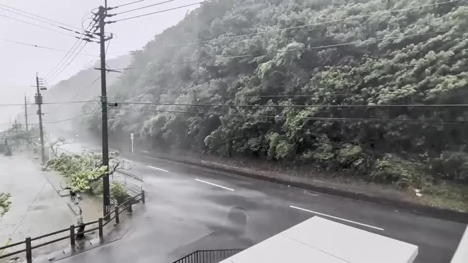 Vídeo mostra torrentes de chuva caindo sobre a estrada no arquipélago de Amami, no sul do Japão • REUTERS/@darider5/X