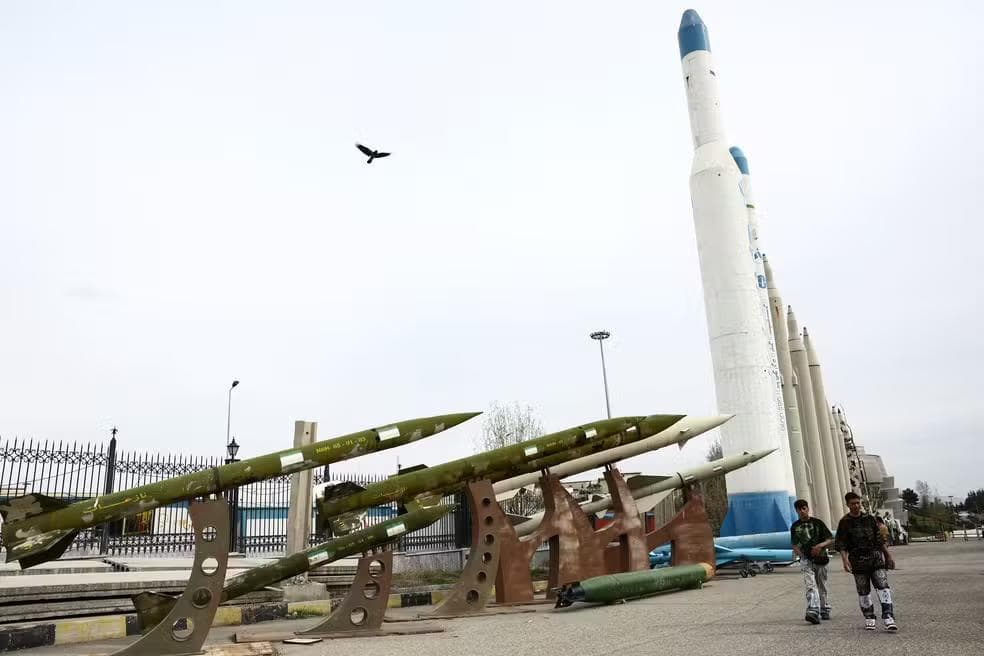 Mísseis iranianos expostos em um parque em Teerã, no Irã, em meio à guerra contra EUA e Israel contra o Irã, em 26 de março de 2026. — Foto: Majid Asgaripour/Wana via REUTERS