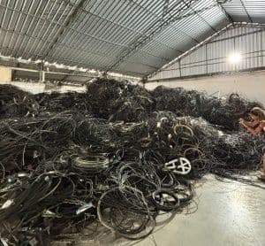 Fios permaneciam presos aos postes mesmo sem qualquer utilização. Foto: Seminfra