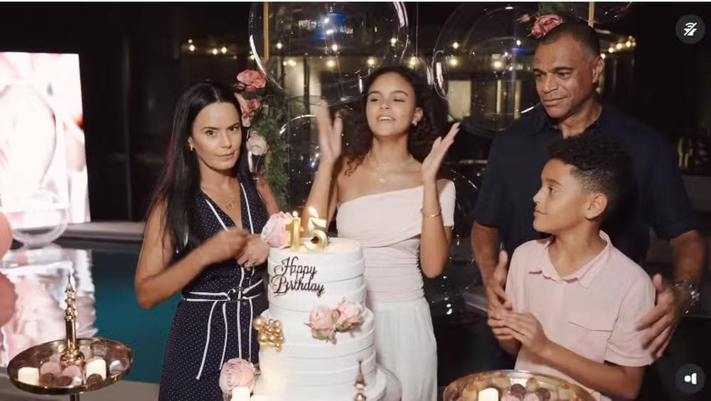 Luciele e Denilson ao lado dos filhos — Foto: Reprodução/ Instagram