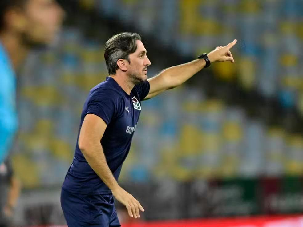 Luis Zubeldía em Fluminense x Vitória — Foto: André Durão