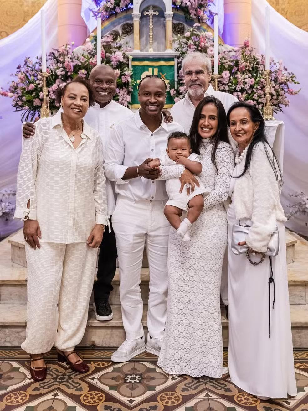 Carol Peixinho e Thiaguinho celebram batizado do filho, Bento, em igreja no Rio de Janeiro — Foto: Reprodução/Instagram