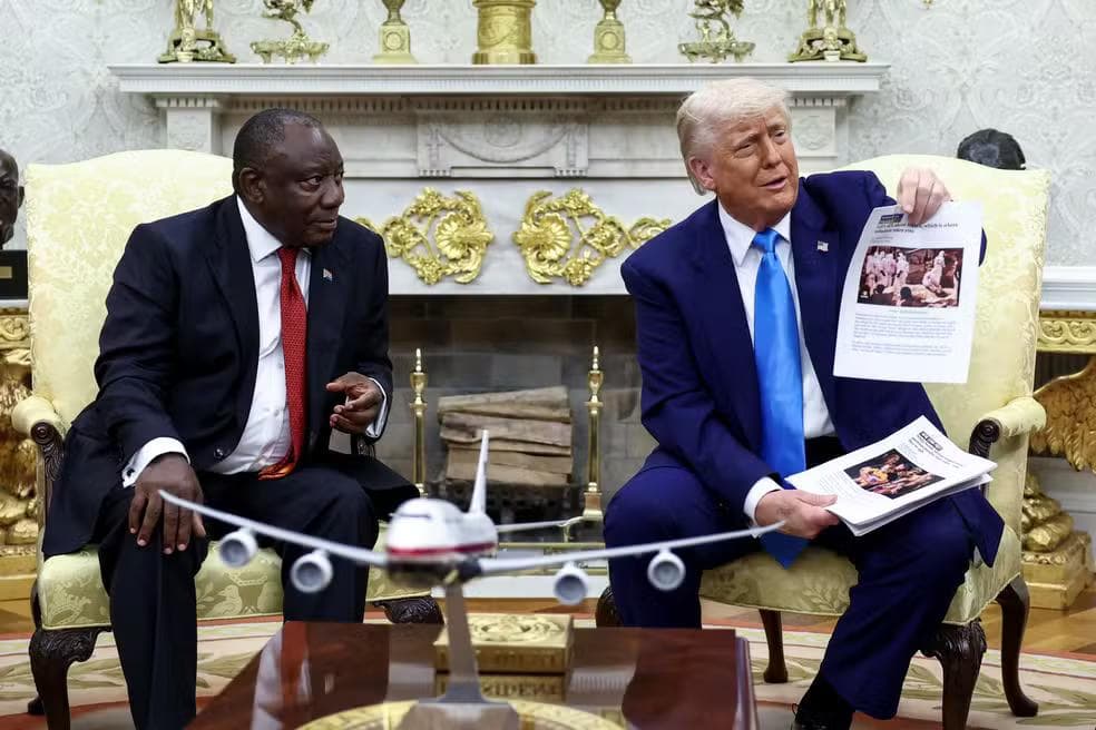 Em imagem de arquivo, o presidente dos EUA, Donald Trump, mostra supostas reportagens sobre 'genocídio branco' na África do Sul enquanto se encontra com o presidente do país, Cyril Ramaphosa — Foto: REUTERS/Kevin Lamarque