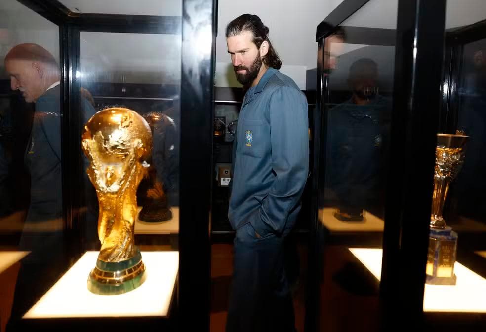 Alisson encara taça da Copa do Mundo no Museu da CBF — Foto: Rafael Ribeiro/CBF
