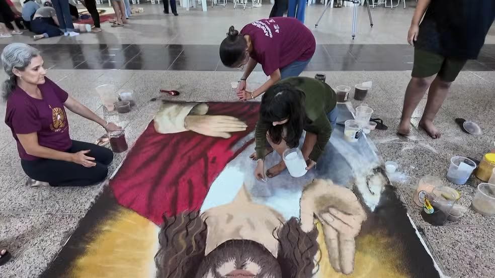 Oficina forma novos voluntários para confecção dos tradicionais tapetes de Corpus Christi em Castelo, no Espírito Santo — Foto: Reprodução/ TV Gazeta