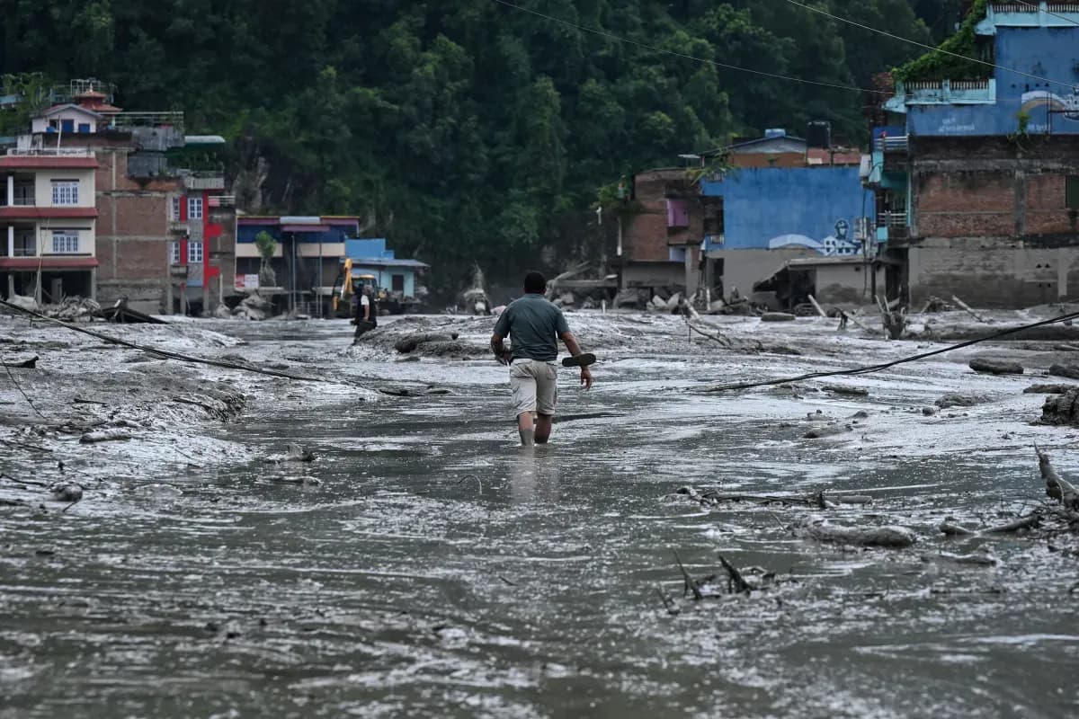 Rua coberta de lama no distrito de Nuwakot, Nepal, em 26 de agosto de 2026. Uma enorme inundação e deslizamento de terra na fronteira entre o Nepal e o Tibete matou centenas de pessoas. • Prakash Methema/AFP/Getty Images via CNN Newsource