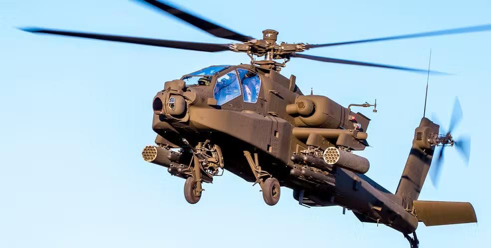 Helicóptero Apache modelo AH-64, o mesmo que caiu perto do Estreito de Ormuz — Foto: Divulgação / Boeing