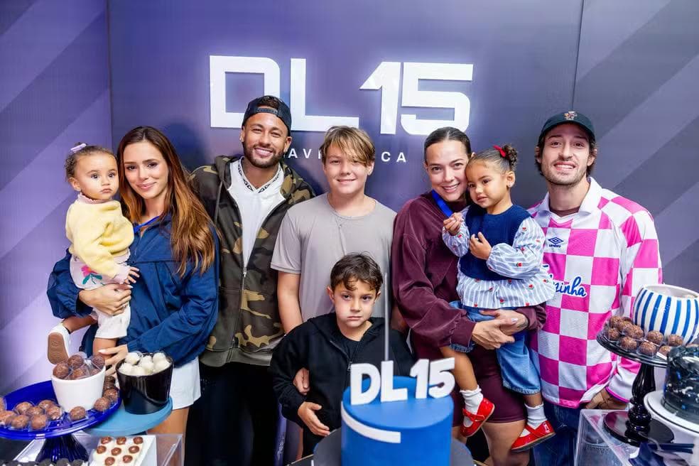 Neymar celebra os 15 anos de Davi Lucca ao lado das filhas e Bruna Biancardi — Foto: Instagram