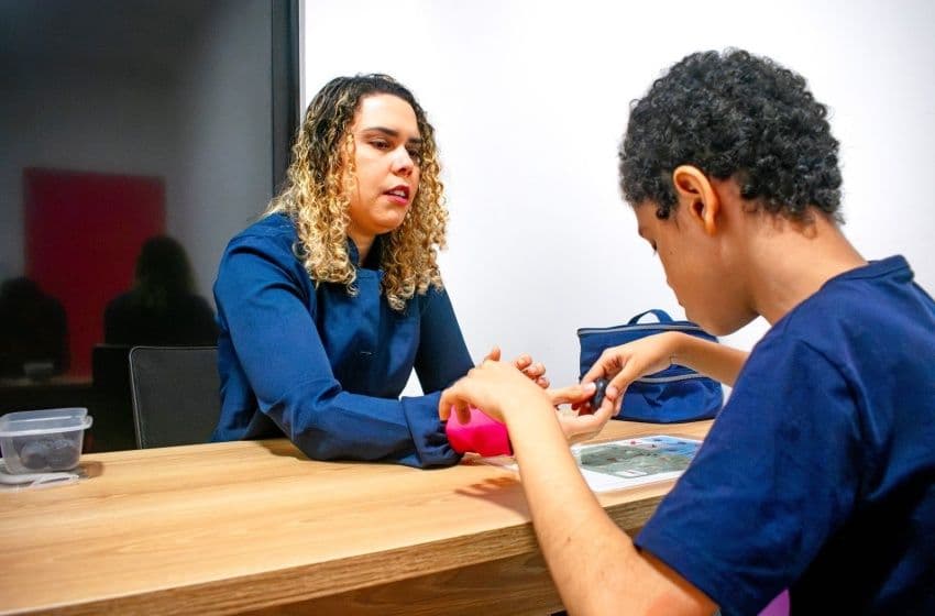 Durante a terapia fonoaudiológica, atividades e estratégias são utilizadas para estimular a comunicação e ampliar as possibilidades de expressão dos assistidos da Casa do Autista. Foto: David Silas/Ascom Maceió Saúde