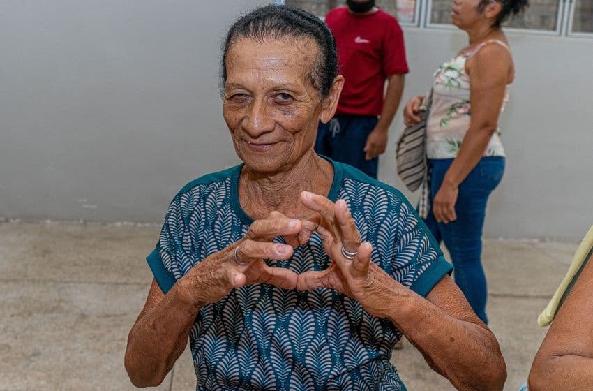 Dona Maria Neide, 77 anos, comemora o dia das mães na unidade. Foto: Allan César/Secom Maceió