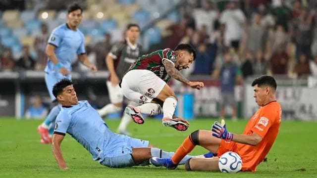 Lucho Acosta divide bola com Lampe em Fluminense x Bolívar (Foto: André Durão)