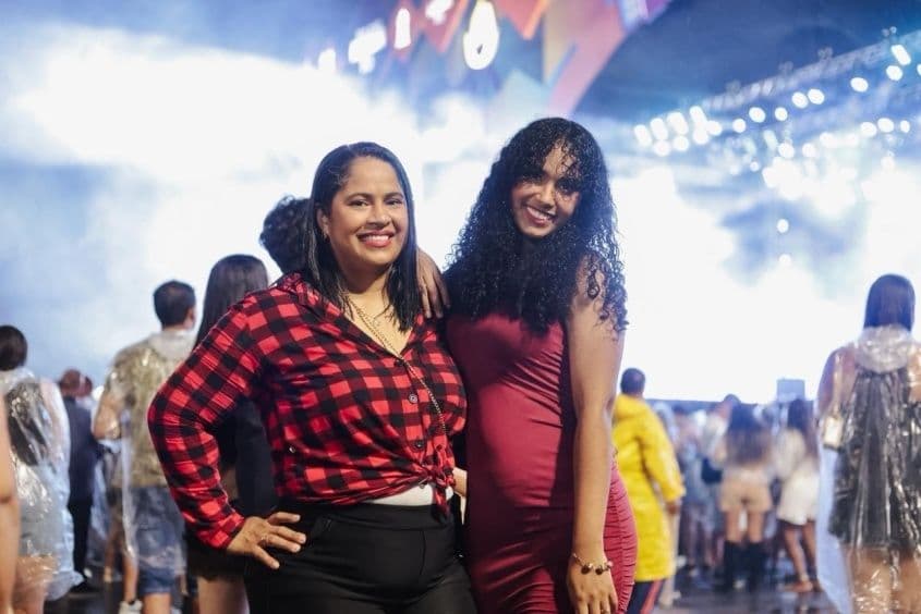 Maria Lidiane Medeiros e a filha, Liliane Vitória Medeiros, chegaram cedo para aproveitar a primeira noite delas no São João Massayó. Foto: Mariel Matias/Secom Maceió
