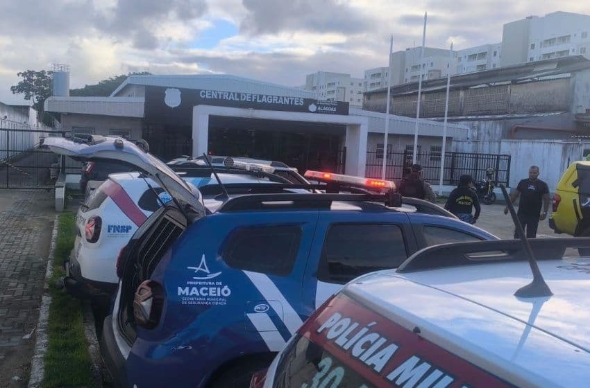 Após a situação, o indivíduo foi detido e conduzido à Central de Flagrantes, onde foi autuado pelo crime de desacato.