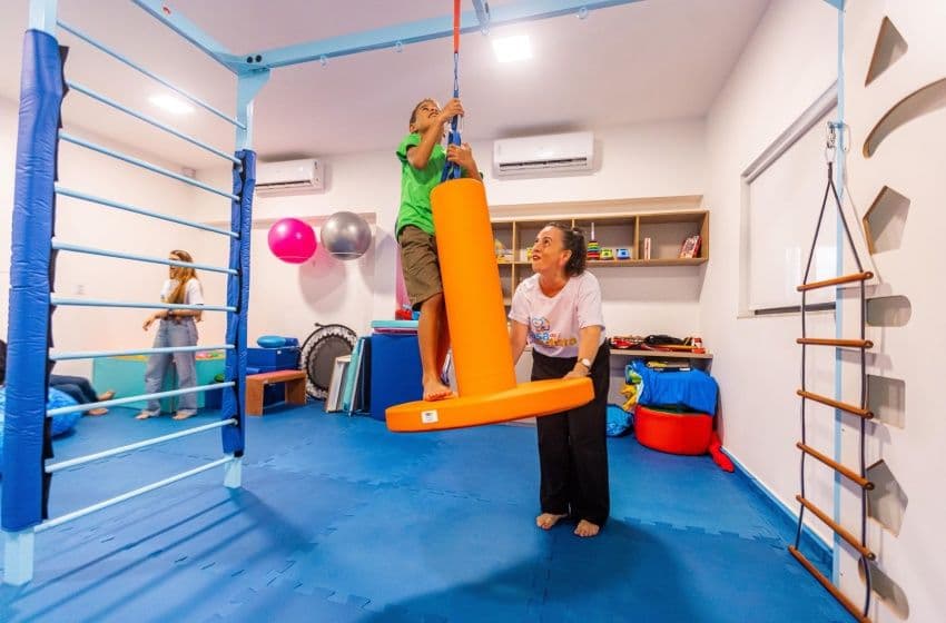 Criança participa de sessão de terapia ocupacional, uma das especialidades que compõem o a