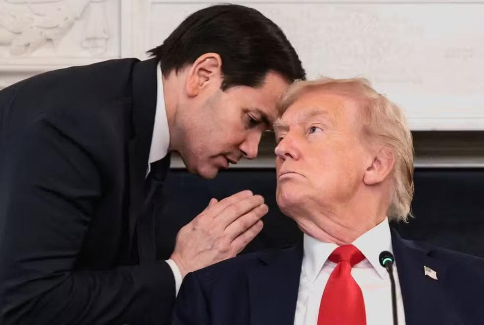 Rubio cochicha para Trump — Foto: Reuters