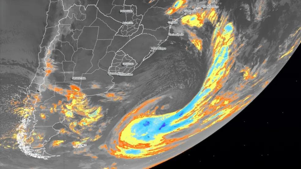 Imagem de satélite da noite da última sexta-feira (06) mostra o ciclone extratropical já afastado da costa do Brasil, sobre o Oceano Atlântico, nesta sexta-feira (7). — Foto: CPTEC/Inpe