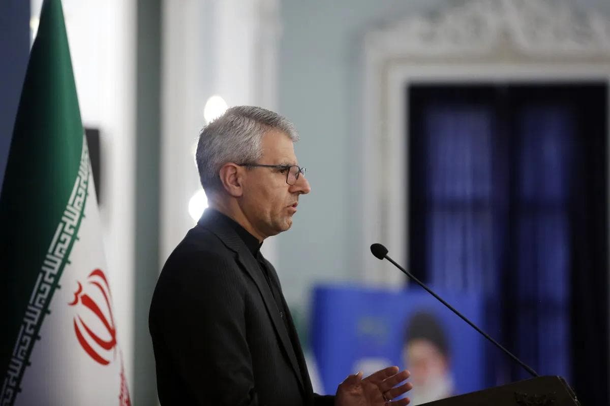 O porta-voz do Ministério das Relações Exteriores do Irã, Esmail Baghaei, durante coletiva de imprensa em Teerã • Getty Images via CNN
