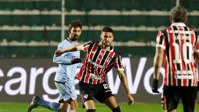 Domingos Duarte, do São Paulo, contra o Bolívar (Foto: Rubens Chiri/Saopaulofc.net)