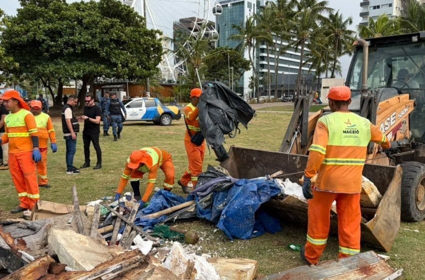 A ação tem como objetivo remover embarcações, estruturas irregulares e entulhos que não estavam em uso. Foto: Ascom Semsc