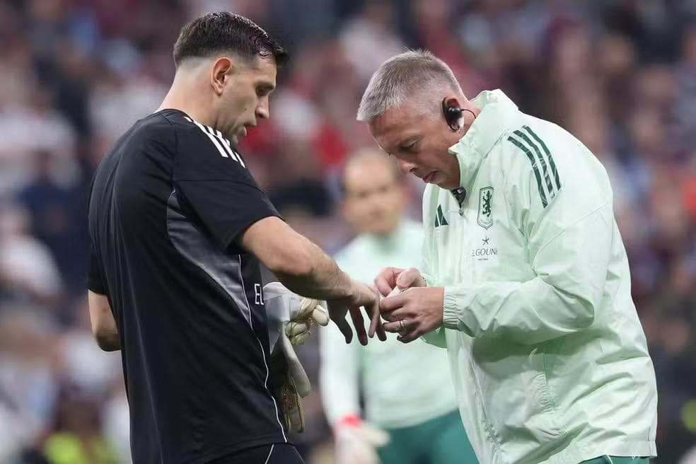 Dibu Martínez afirma ter jogado final da Liga Europa com a mão quebrada — Foto: Georgi Licovski/EFE/EPA