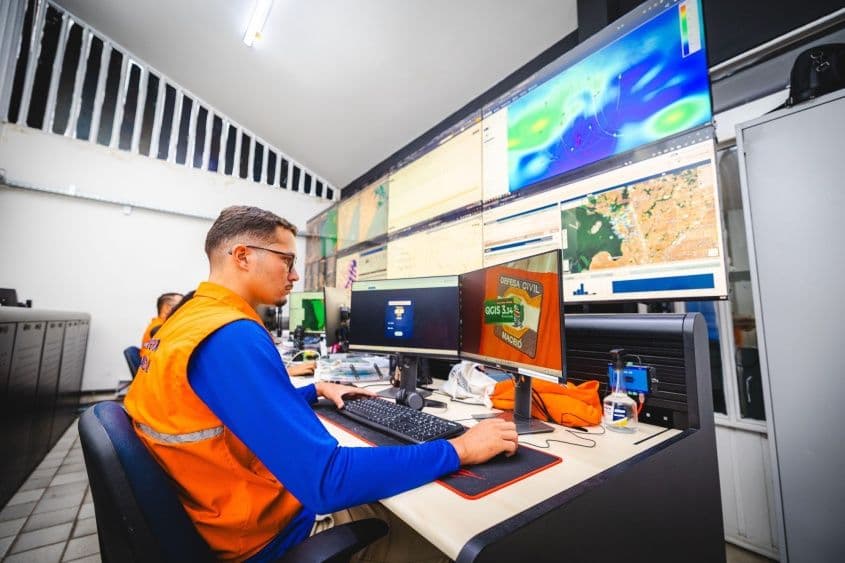 Monitoramento das condições do tempo é realizado 24h por dia no Centro Integrado de Monitoramento e Alerta da Defesa Civil de Maceió. Foto: Secom Maceió