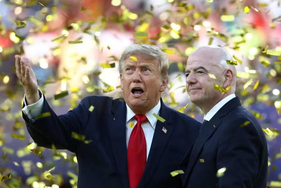 O presidente dos EUA, Donald Trump, e o presidente da FIFA, Gianni Infantino, na entrega da Copa do Mundo — Foto: IMAGN IMAGES via Reuters/Mark J Rebilas