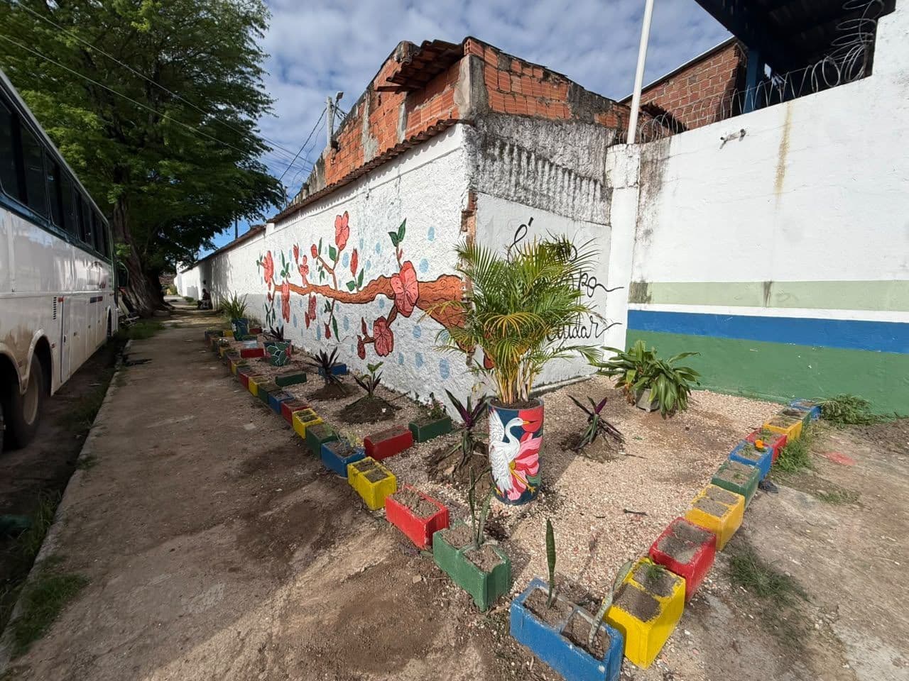 Antes e depois do ponto revitalizado. Fotos: Walisson Vieira/ Ascom Alurb