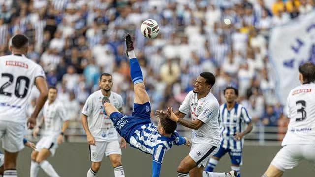 Matheus Melo acerta uma bicicleta contra o ASA (Foto: Allan Max/ASCOM CSA)